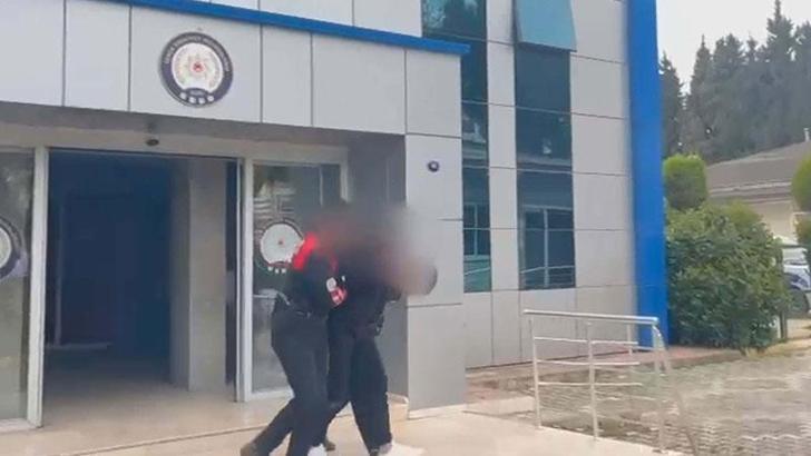 Polisten kaçarken tarlaya attığı çuvaldan 4 tabanca, şarjör ve fişek çıktı