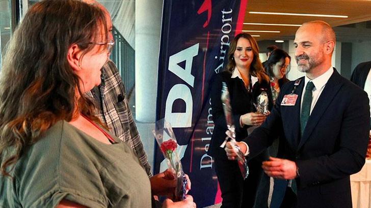 Muğla'da sezonun ilk turist kafilesi çiçeklerle karşılandı