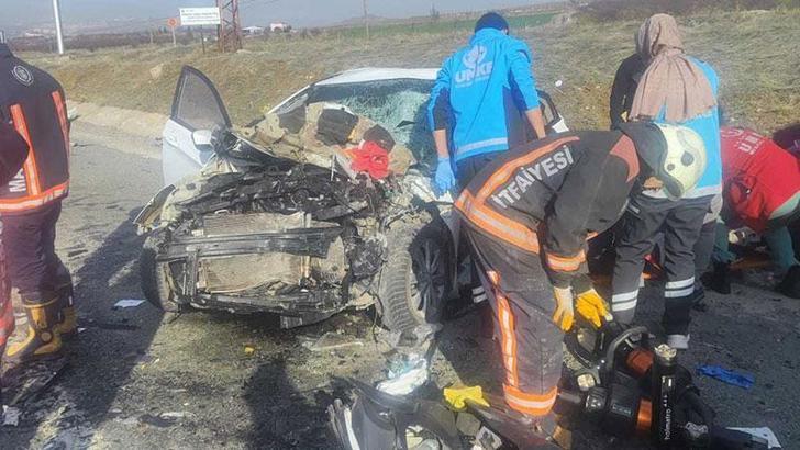 Malatya'da, otomobil, TIR'a çarptı; karı- koca ile çocukları öldü