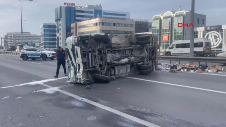 Bağcılar Basın Ekspres yolunda kamyonet devrildi; yol trafiğe kapandı