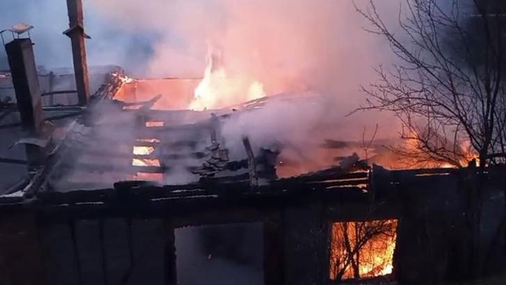 Sobadan kaynaklı yangında tek katlı ev ile odunluk yandı