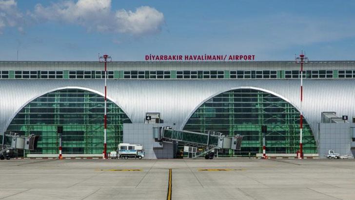 2 aylık bebek fenalaştı, uçak acil iniş yaptı