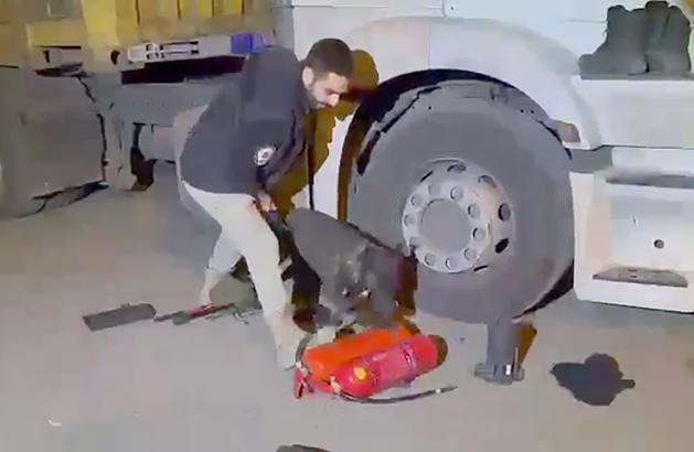 Yangın tüplerindeki 11 kilo 150 gram eroini 'Uzi' buldu