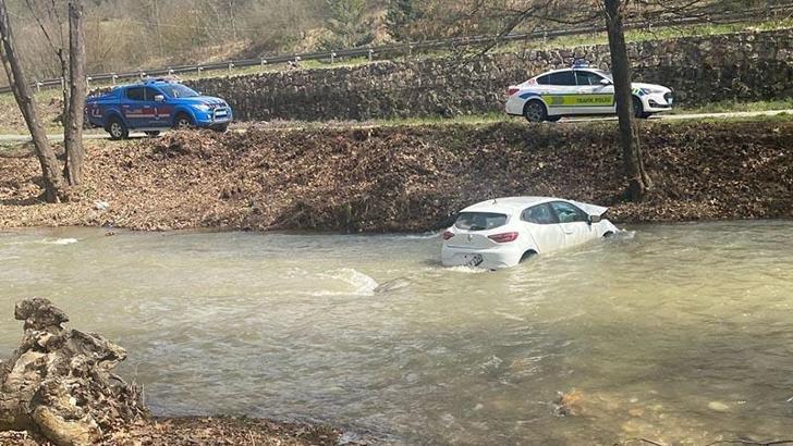 Otomobil dereye düştü; 2 yaralı