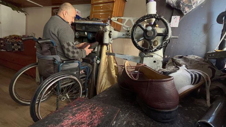 Engeli nedeniyle giyemediği ayakkabıları 30 yıldır tamir edip geçimini sağlıyor