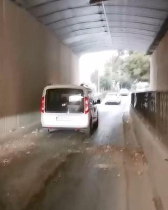 İstanbul - Büyükçekmece'de alt geçitten kopan beton parçaları araçların üzerinde düştü