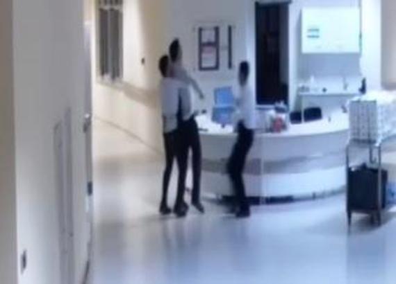 Nefes borusuna zeytin kaçan hasta yakınını 'Heimlich' manevrasıyla kurtardı