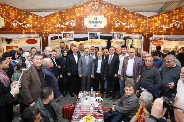 Bakan Kacır, Sultangazi'de ramazana özel kurulan etkinlik çadırını gezdi