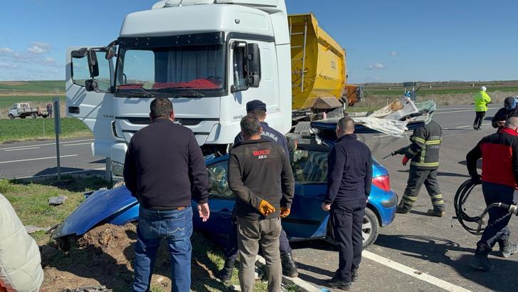 Hafriyat kamyonu ile çarpışan otomobilin sürücüsü ve oğlu yaralandı