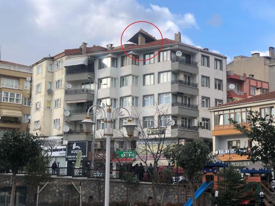 Bursa'da rüzgarla havalanan çatı, yan binanın üzerine uçtu