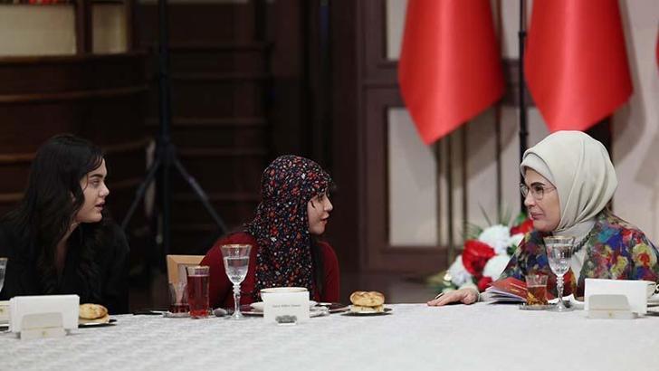 Emine Erdoğan: Çiftçilerimizle aynı sofrayı paylaşmanın mutluluğunu yaşadık