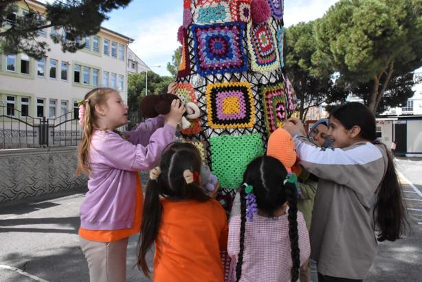 İzmir'de ilkokul öğrencileri ağaçları örgü motiflerle süsledi