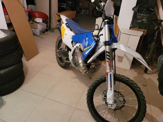 Akrobatik hareketlerle trafiği tehlikeye atan motosikletli yakalandı