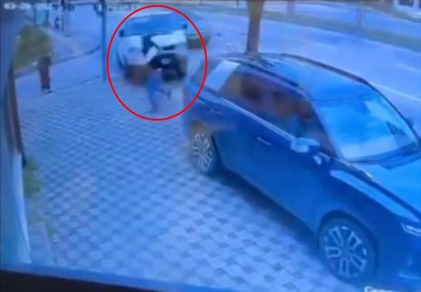 Cipin çarptığı minibüs kaldırıma çıktı; yaya son anda kurtuldu