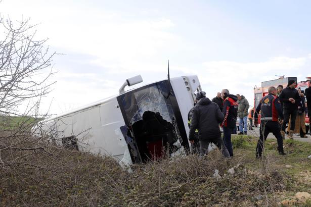 Keşan’da öğrenci servis midibüsü şarampole devrildi: 27 yaralı