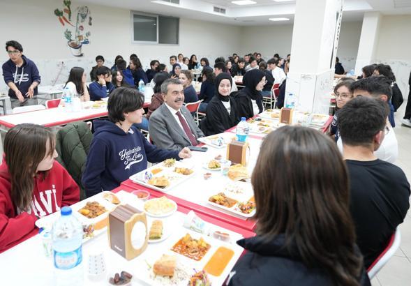 Bakan Tekin, lise öğrencileri ve öğretmenleriyle iftar sofrasında buluştu