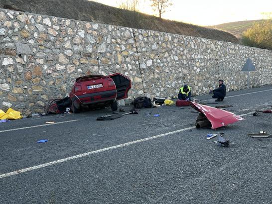 Uşak’ta kamyonet ile otomobil çarpıştı: 2 ölü, 1 yaralı