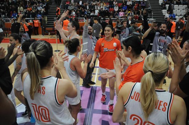 Türkiye Kupası'nı kazanan ÇBK Mersin'de oyuncular ve teknik heyet büyük mutluluk yaşadı