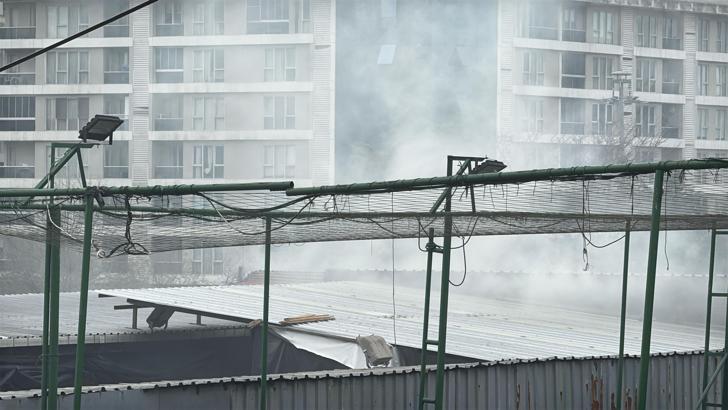 İstanbul - Kağıthane'de orman ürünleri deposunda yangın: 4 işçi dumandan etkilendi