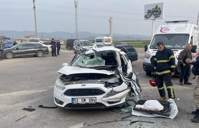 Gaziantep'te otomobil ile iş makinesi çarpıştı: 1 ölü, 4 yaralı