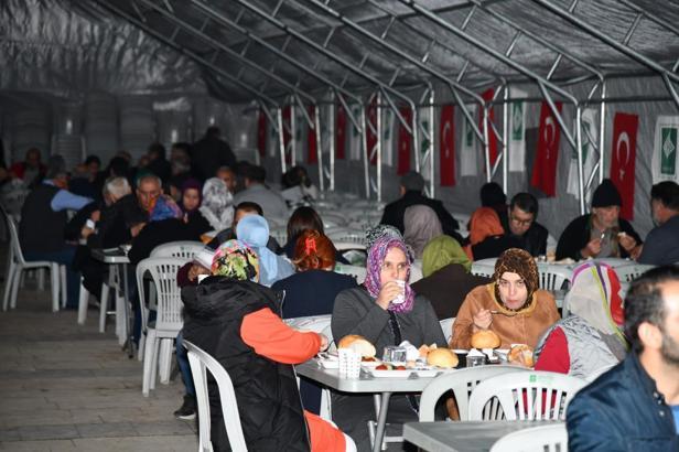 Osmaniye Belediyesi'nden Kadir Gecesi'nde sahur yemeği