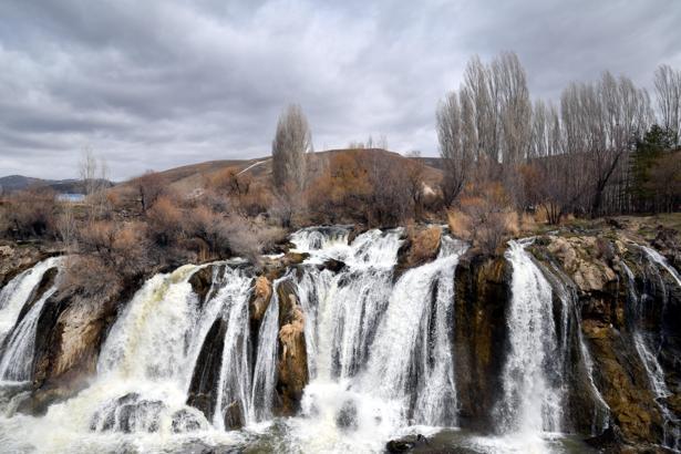Debisi yükselen Muradiye Şelalesi'nden güzel görüntüler