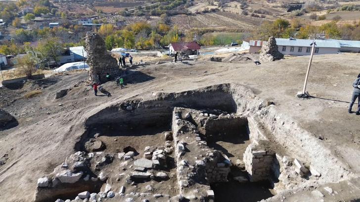 Elazığ'da Tadım Kalesi ve Höyüğü’nde çıkarılan 31 eser Diyarbakır’a gönderildi/ Ek fotoğraflar