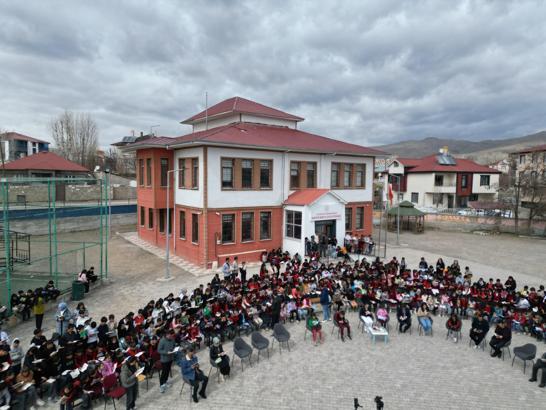 Okuma alışkanlığına dikkat çekmek için 300 öğrenci bahçede kitap okudu
