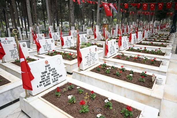 Mersin'de mezarlık ve ibadethaneler temizlendi