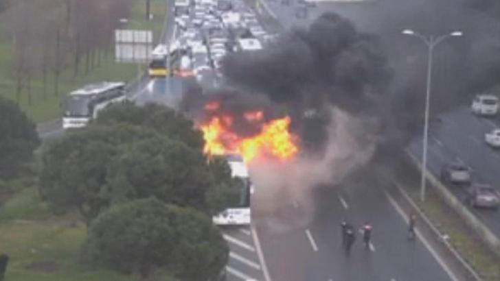 İstanbul - Esenler'de otobüs yangını - 1