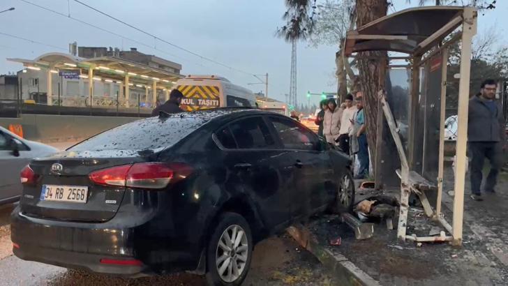 Bursa'da otomobil, otobüs durağına daldı; 6 yaralı