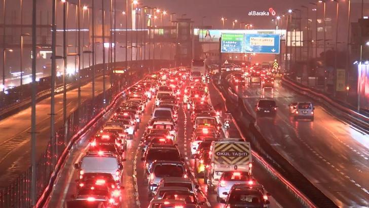 İstanbul'da trafik yoğunluğu gece de sürdü