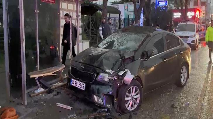 Otomobilin otobüs durağına daldığı kazada ağır yaralanan kişi kurtarılamadı