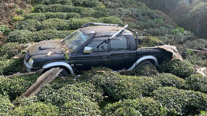 Rize'de kamyonet bahçeye girdi