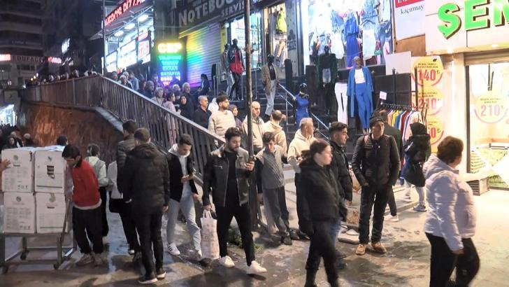 İstanbul - Şirinevler'de baklava almak isteyenler tatlıcının önünde kuyruk oluşturdu