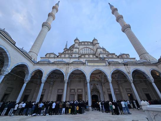Adanalılar, Ramazan Bayramı namazı için saf tuttu