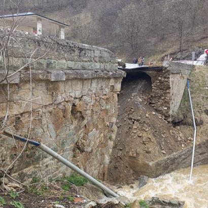 Trabzon'da heyelanla köprü çöktü