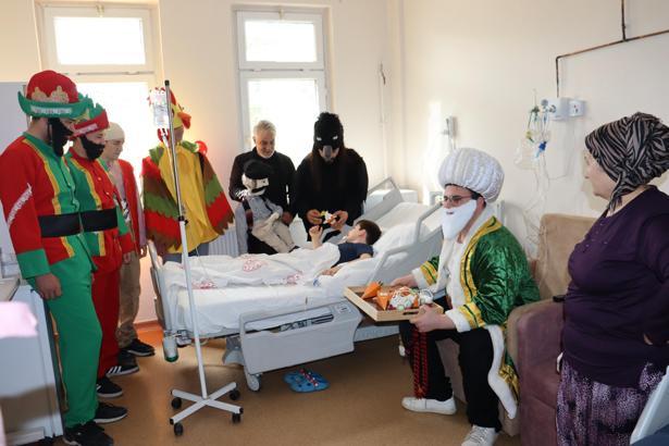 Hastanede yatan çocuklara Hacivat, Karagöz ve Nasreddin Hocalı bayram sürprizi