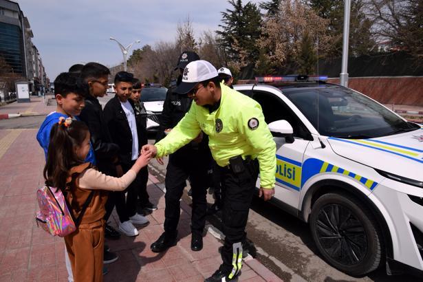 Van'da trafik polisi, çocuklara bayram şekeri dağıttı