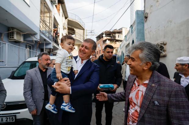 Başkan Tugay, vatandaşlarla bayramlaştı