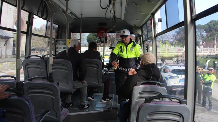 Edirne polisinden trafik denetiminde bayram şekeri ikramı