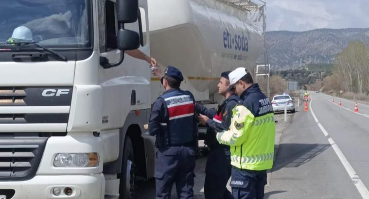 Ankara'da trafik denetiminde kolonya ve şeker ikramı