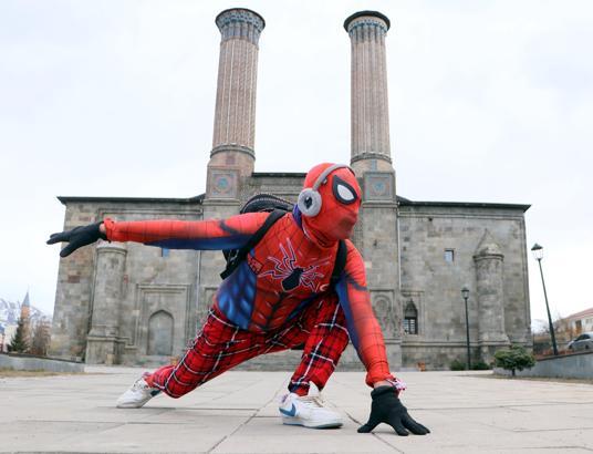 Türkiye'yi gezen 'Örümcek Adam', Erzurum'da