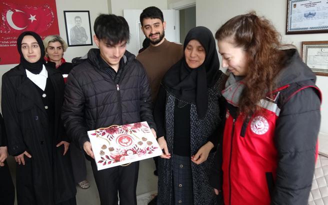 Devlet himayesindeki çocuklardan şehit ailelerine bayram ziyareti