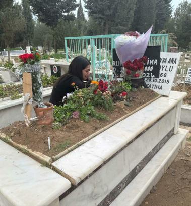 Kazada ölen Gizem'in mezarı başında ikizinin buruk bayramı