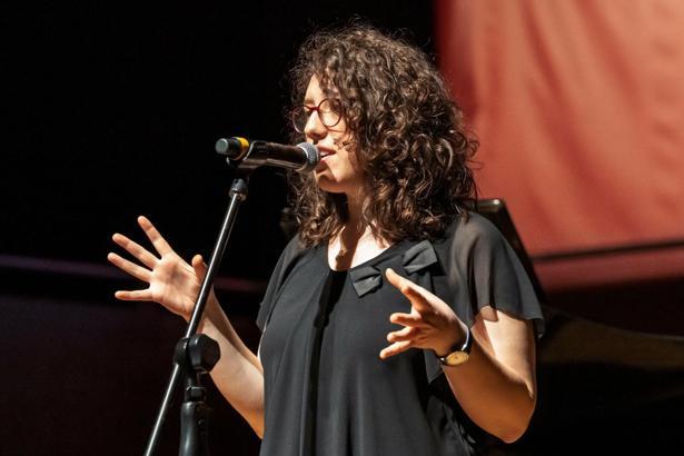 Otizmli Özge hem sahnede hem hayatta fark yaratıyor