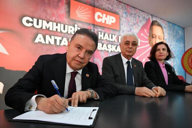 Antalya'da ilk imza Başkan Böcek'ten