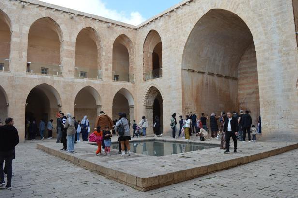Medeniyetler şehri Mardin'e turist akını; otellerde doluluk yüzde 100'e ulaştı/Ek fotoğraflar