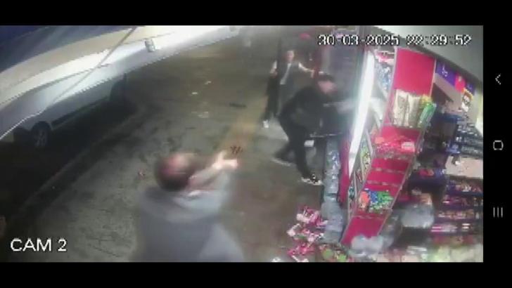 Sakarya'da 2 kişinin yaralandığı kavgaya ilişkin güvenlik kamerası görüntüleri ortaya çıktı (2)