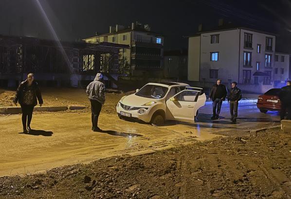 Yalvaç'ta çukura düşen otomobildeki 2 çocuk yaralandı